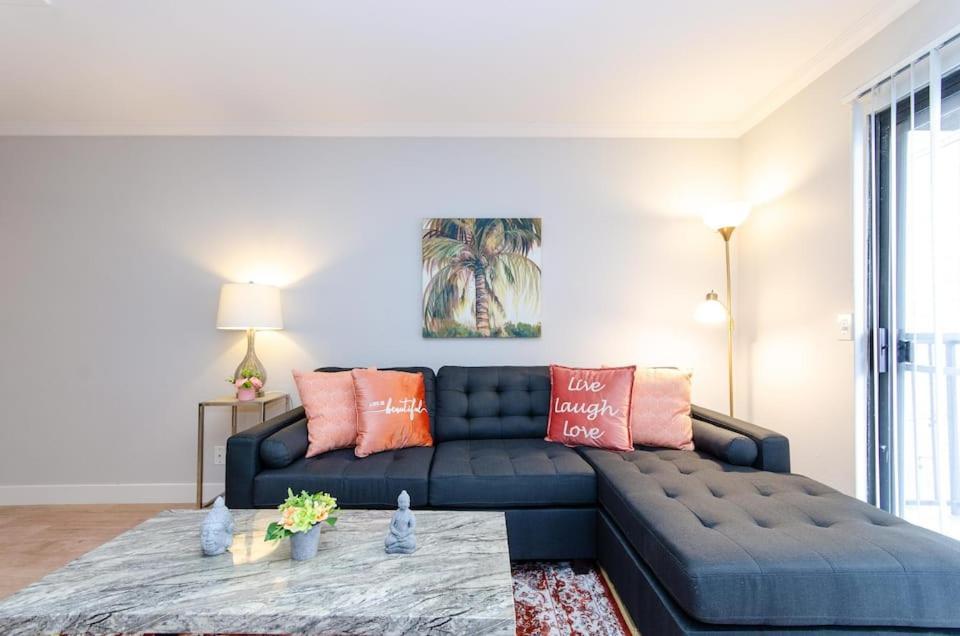 Relaxing 2br Steps Away From Hollywood Walk Of Fame